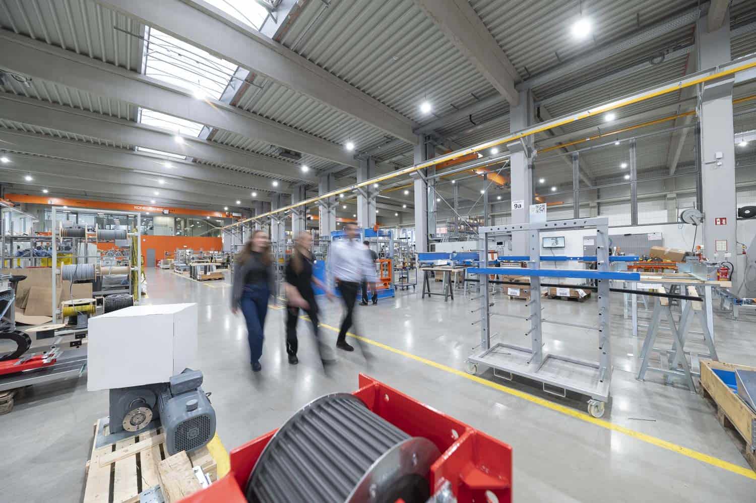 Blick in die Produktionshalle mit laufenden Prozessen