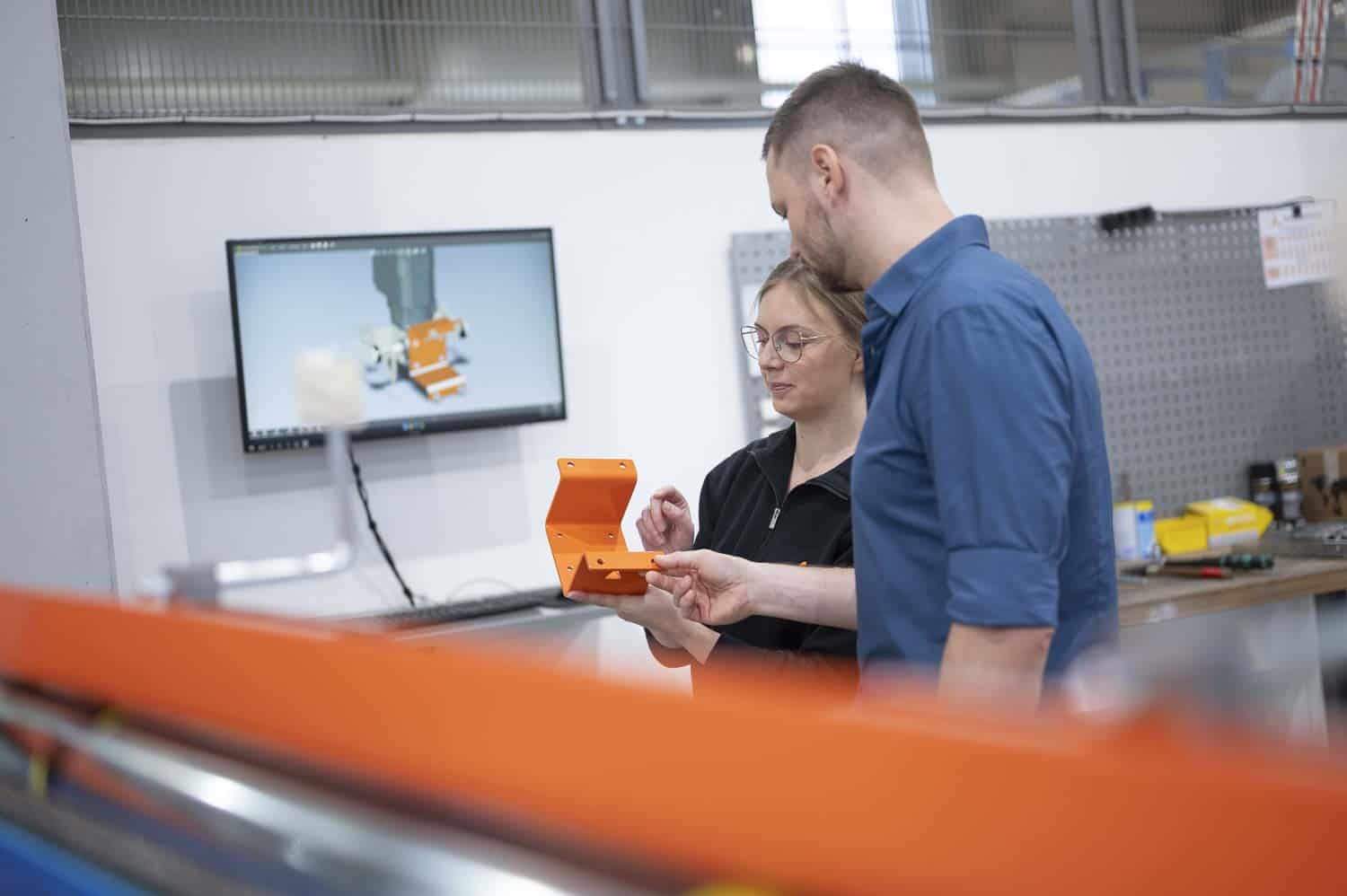 Das Power Team inspiziert ein Bauteil in der Produktion