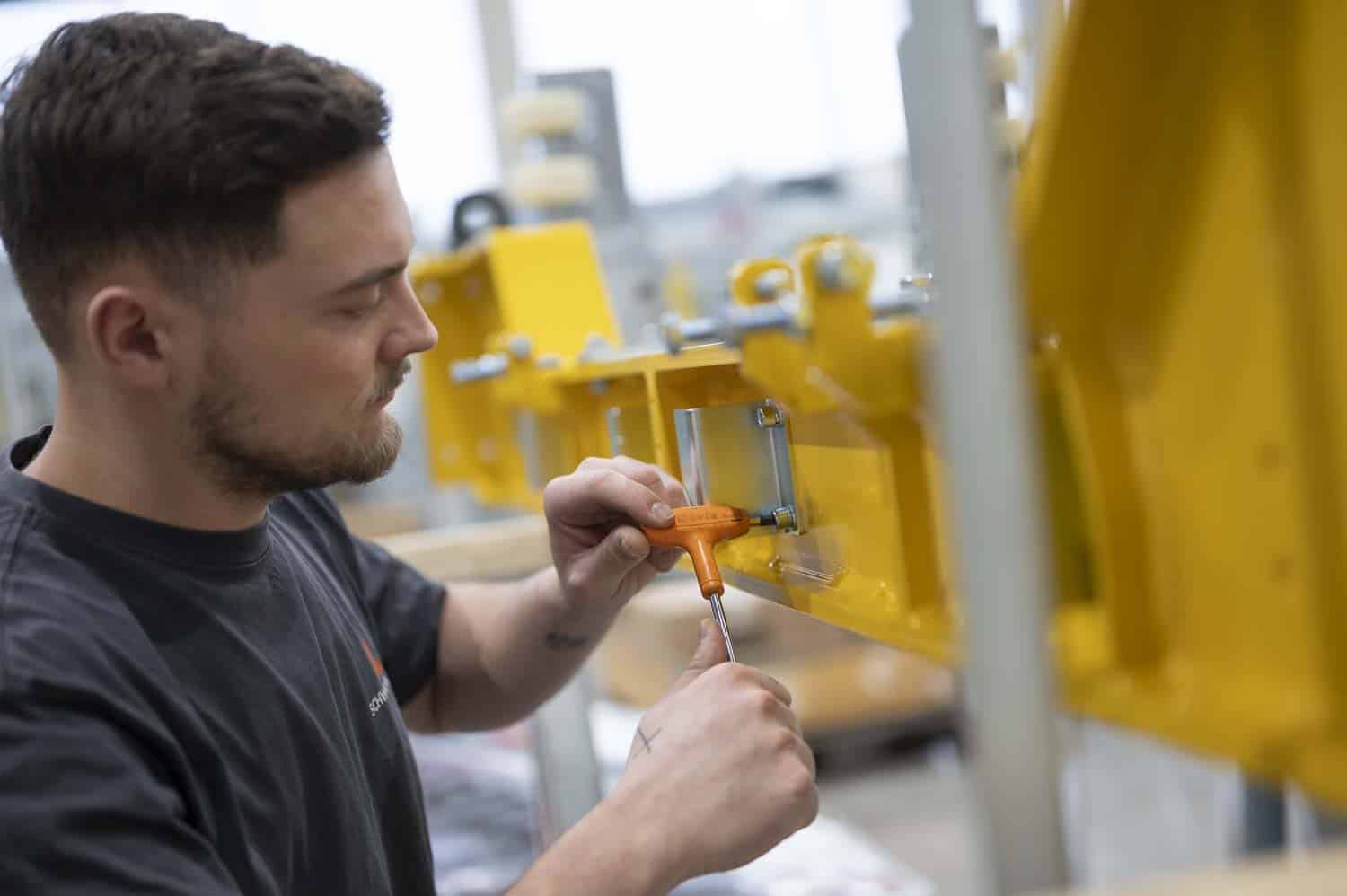 Mitarbeiter arbeitet an einer Produktionsanlage