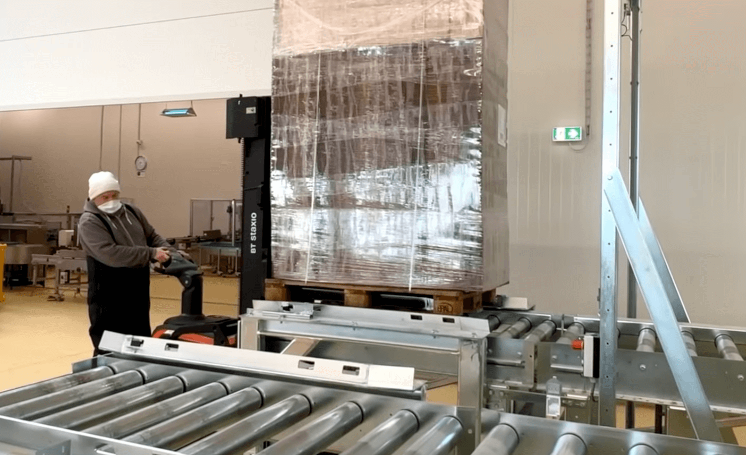 Palettenförderanlage Mit Steuerung Für Die Lebensmittelindustrie