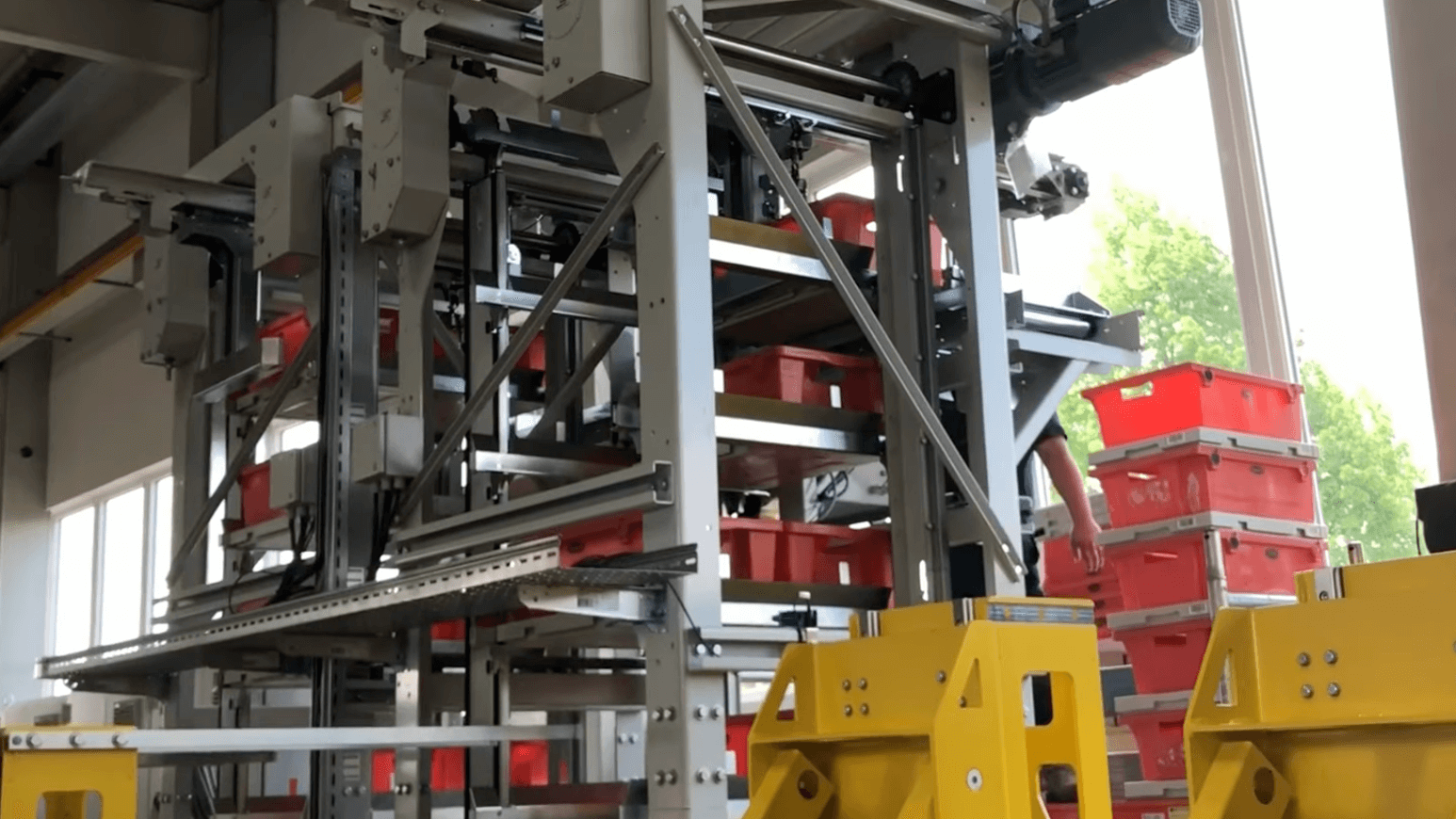 Paternoste Mit Spezialhandling Für AGVs