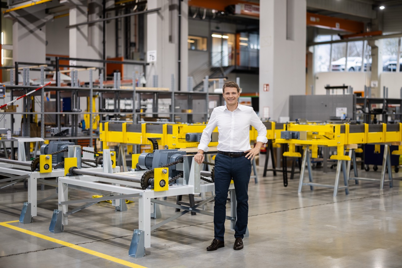 CEO Markus Sturm von Schwingshandl im Produktionsbereich